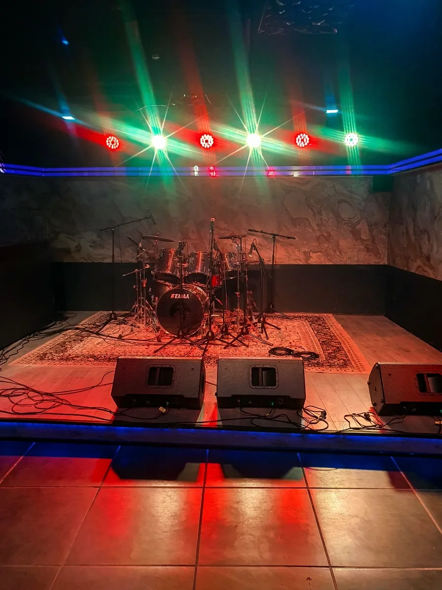 Сцената с барабани и осветление